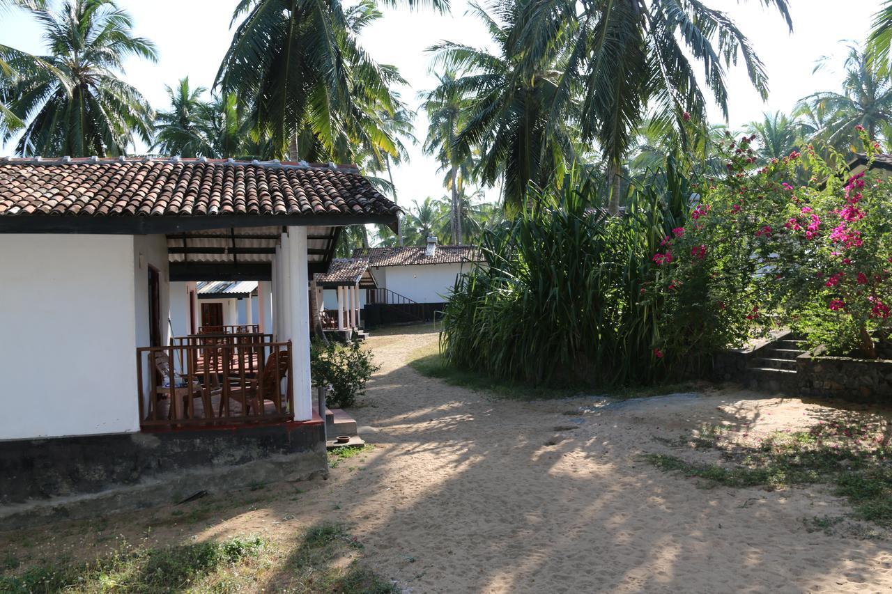 Darwins Beach Resort Tangalle Dış mekan fotoğraf